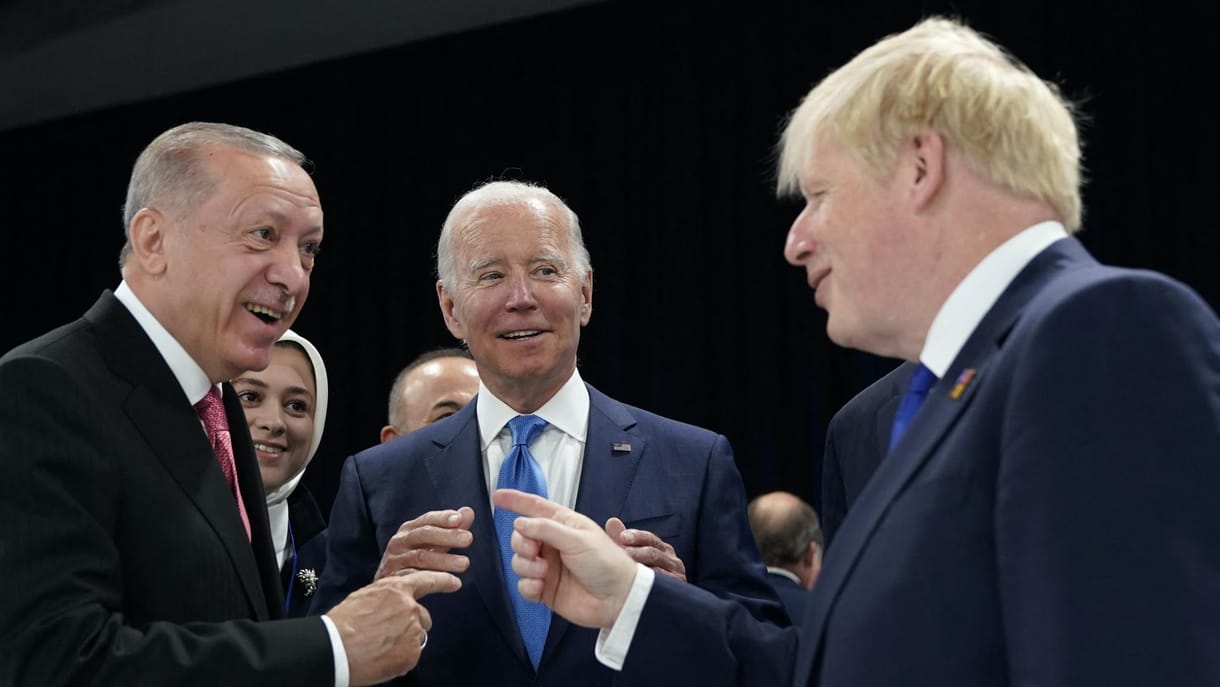 Boris Johnsonnak okozott néhány kínos másodpercet a török elnök