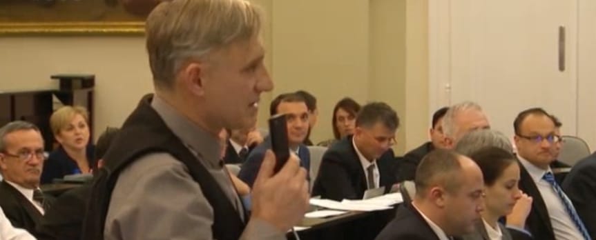 Csak a jobbikos képviselő szavazott a roma fiatal támogatása ellen