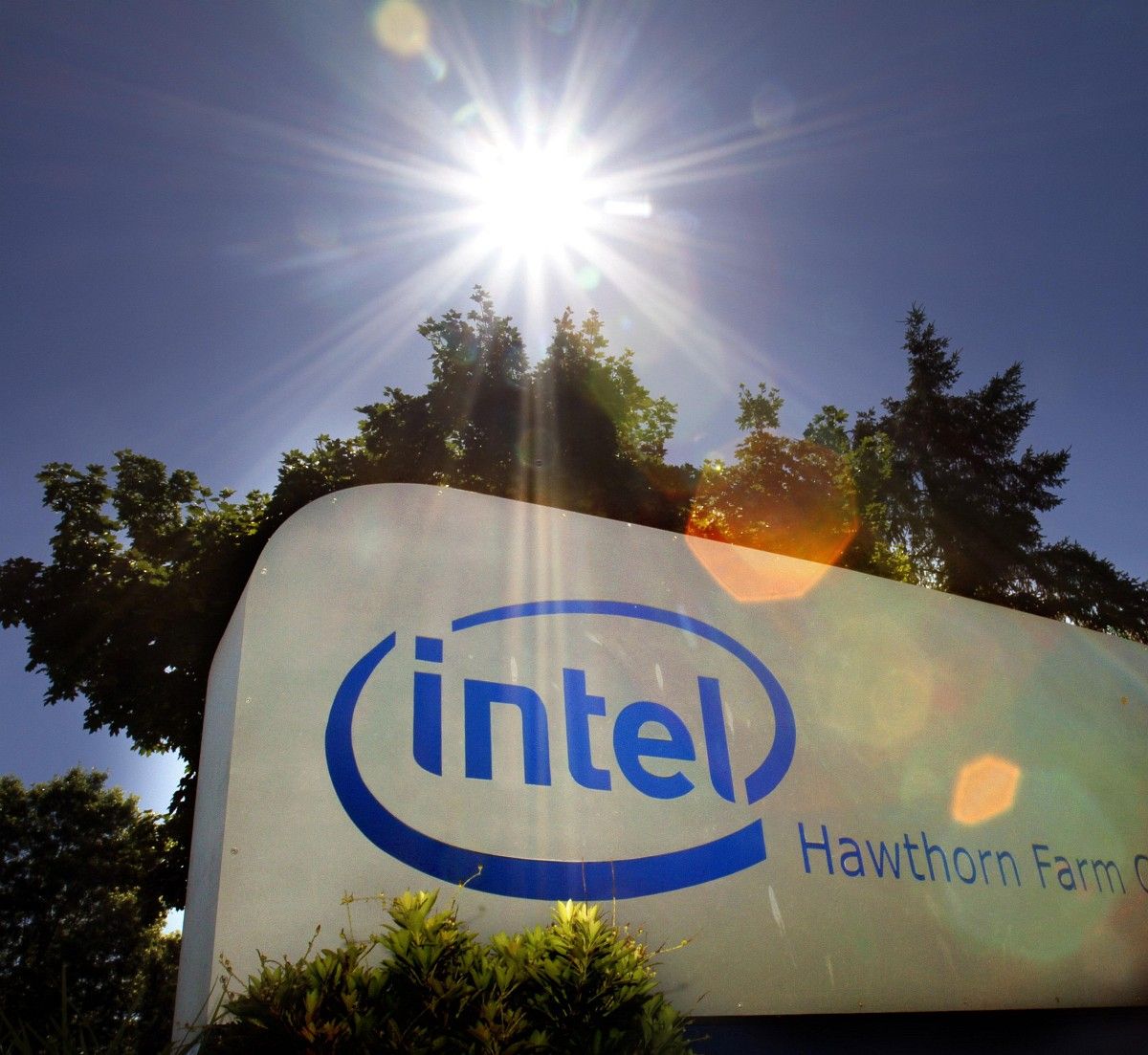Már a hatodik negyedévben ért el bevételi rekordot az Intel
