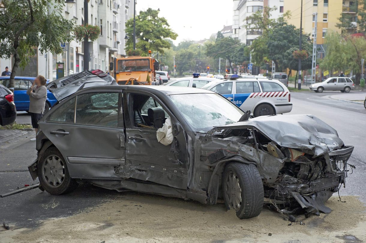 Hat parkoló autót zúzott le a Józsefvárosban - fotók