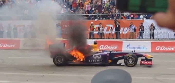 Kigyulladt egy Forma-1-es Red Bull Oroszországban - videó