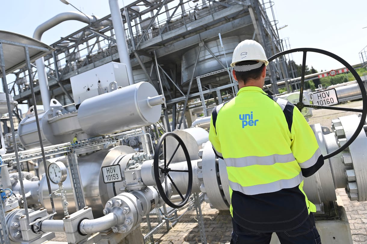 Energiaszolgáltató óriásokat kell menteni, miközben az olajcégek úsznak a pénzben