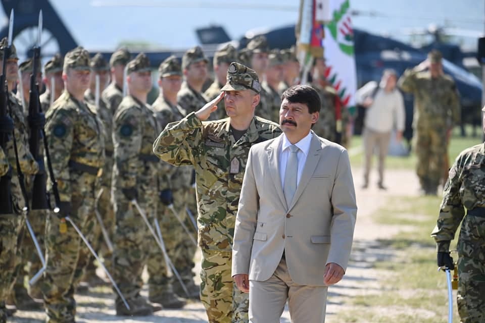 Áder János megtekintette a honvédeket, és megállapította, hogy minden magyar nyugodtan alhat