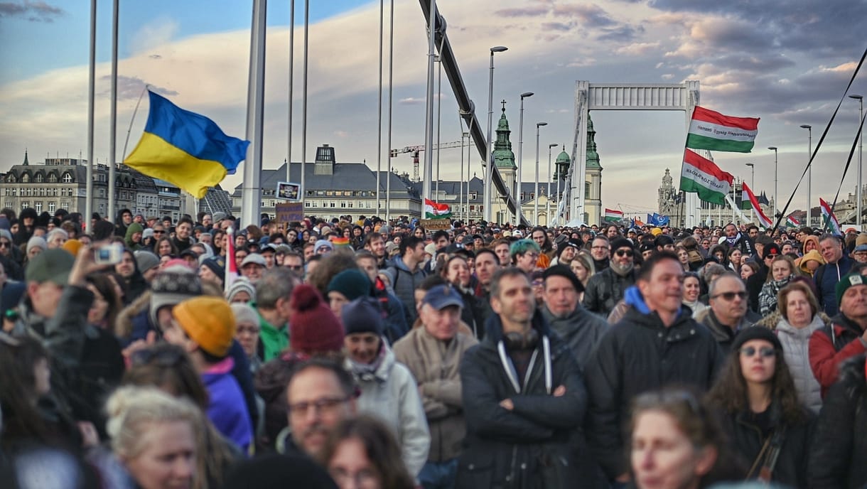 Kedden és szerdán is tüntet Hadházy, az Erzsébet híd mellett a várban is