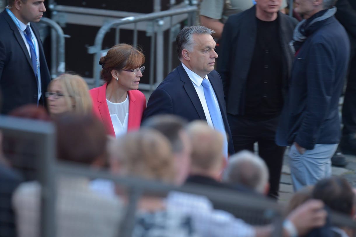 Orbán Szijjártó előtt csókolta meg Lévai Anikót - fotó