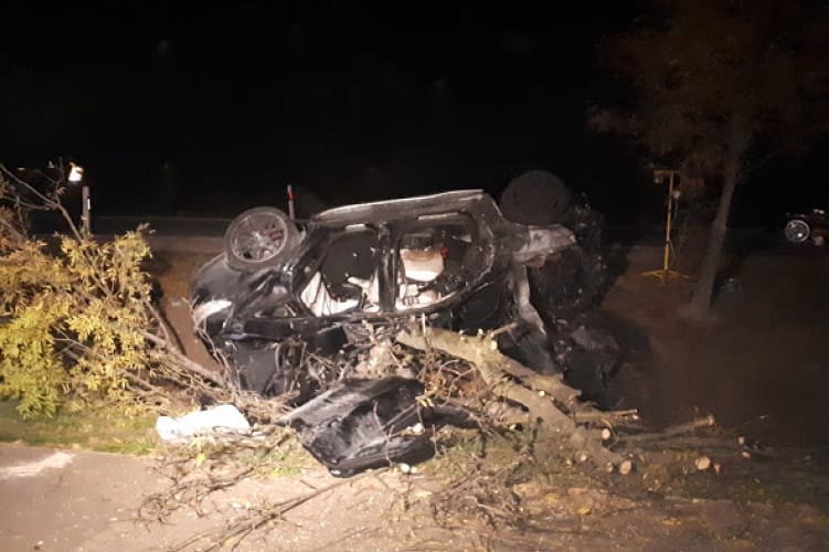 Fotó: lángoló kocsiból kellett kirángatni egy sofőrt
