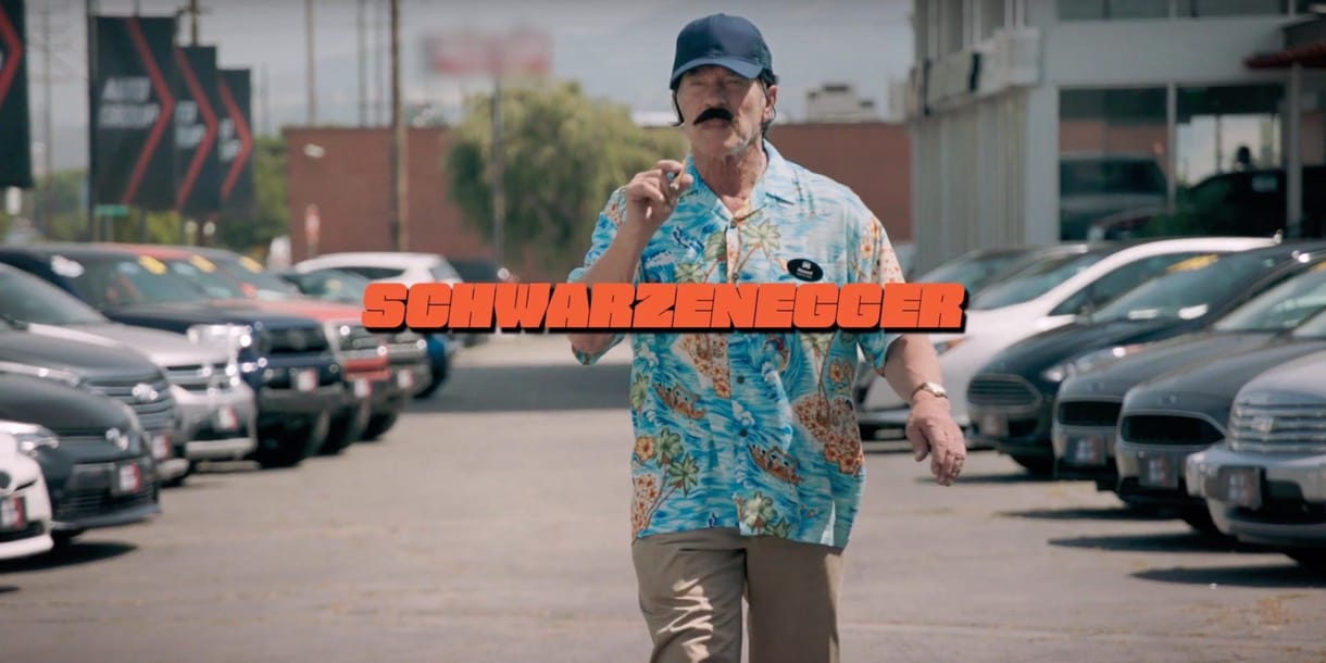 Óriásit megy Schwarzenegger álruhás autónepperként a villanyautók 