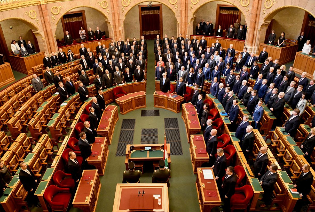 A Párbeszéd képviselői csökkentenék a vezető politikusok és saját maguk fizetését