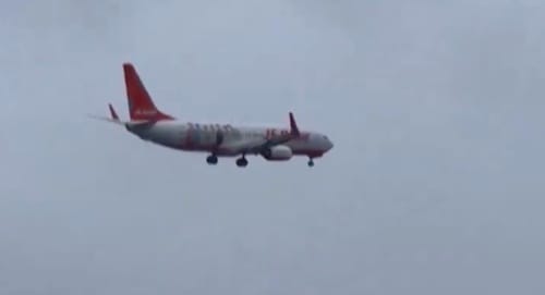 Úgy dobálta a leszálláshoz készülő repülőgépet a japán tájfun 180 km/h-s szele, mint egy darab papírt – videó