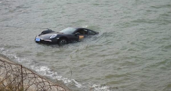 Tóban landolt Porsche 911-esével egy gyorshajtó kínai – fotók
