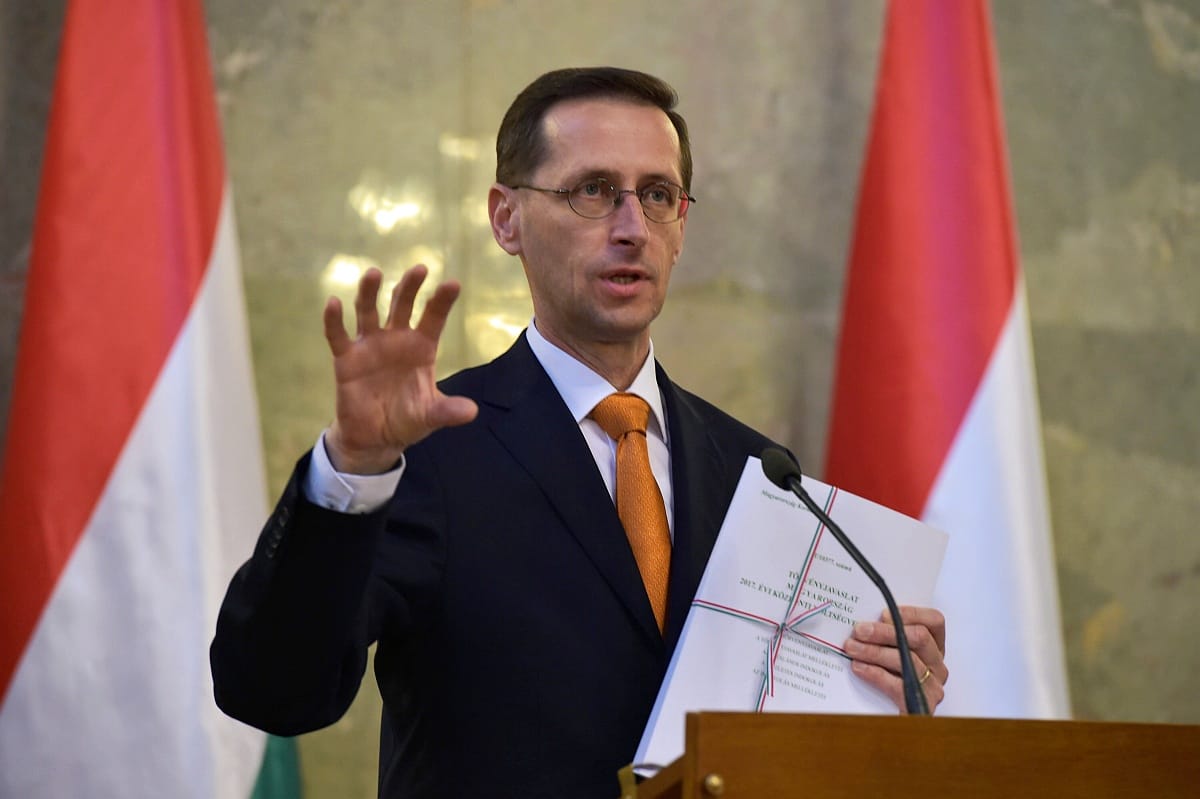 Olcsóbb lesz a csirke és a tej, de drágul a cigi és a benzin