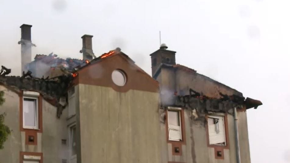 Tizenhat lakás égett ki, miután kigyulladt egy töltőn hagyott roller