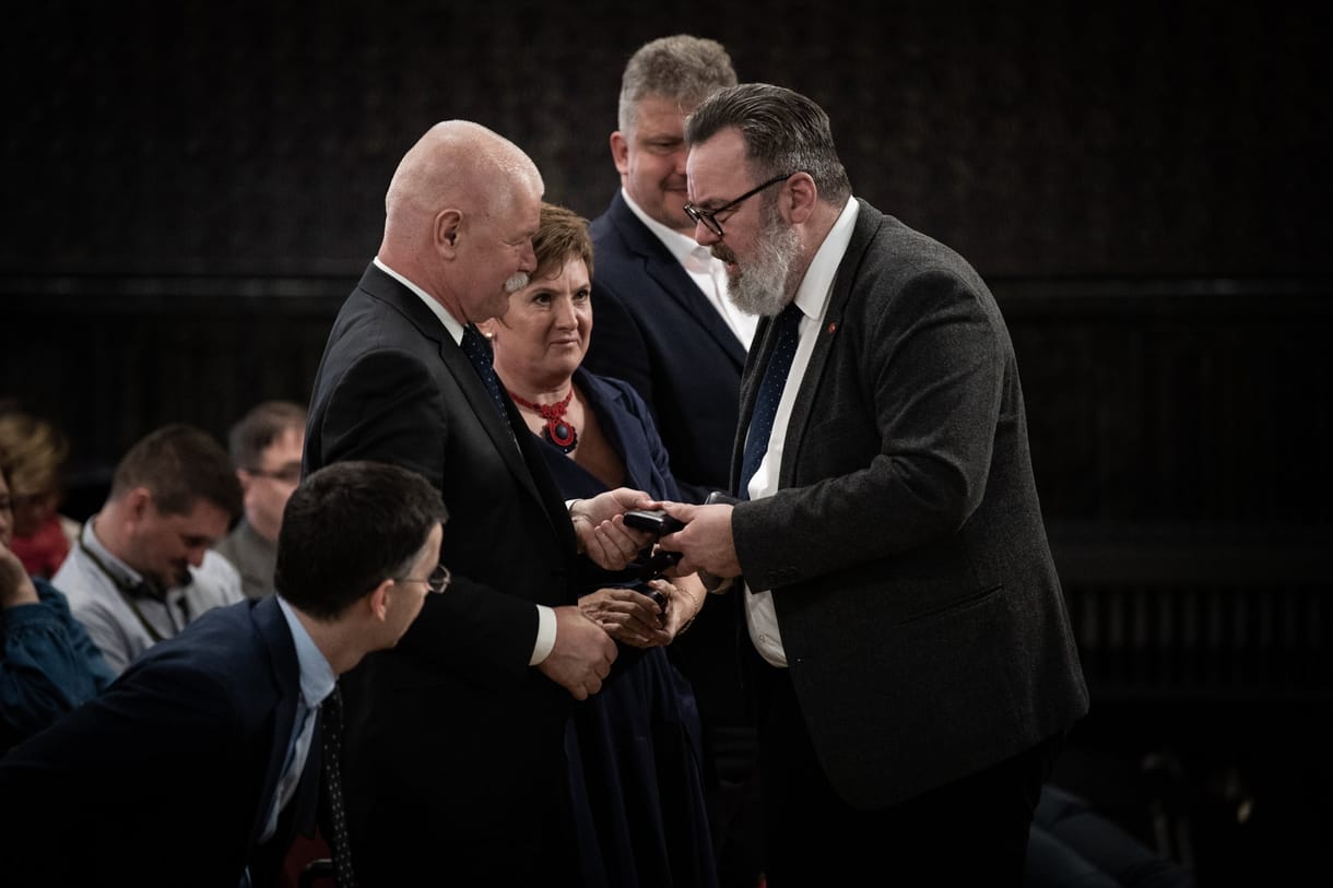 L. Simon videót tett ki arról, hogy vastapssal búcsúztatja több száz munkatársa a Nemzeti Múzeumban