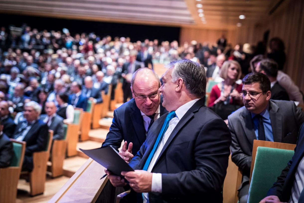 Nézze meg a félelmet nem ismerő Navracsicsot, ahogy megböki Orbánt!