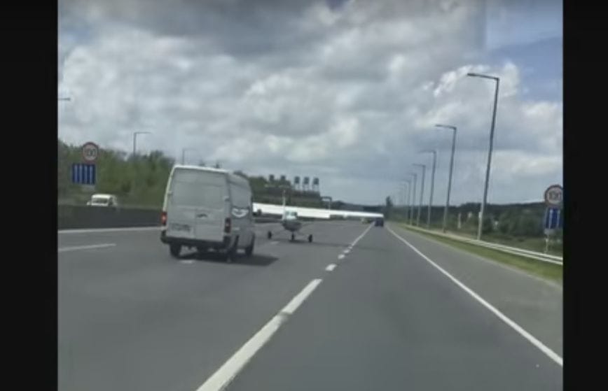 Videó: így landolt az M1-M7-esen kényszerleszállást végrehajtó gép
