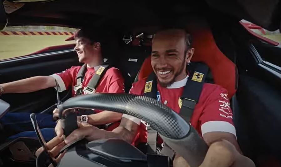 Végre jól szórakozott Hamilton egy Ferrariban, kipróbálta az új hipermodellt az F80-ast, Leclerc nem annyira – videó