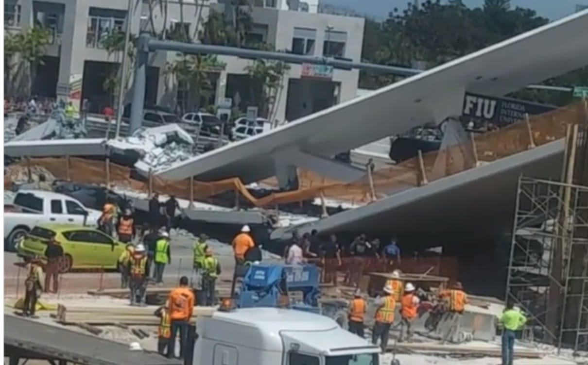 Embereket temetett maga alá egy összedőlt gyaloghíd Miamiban
