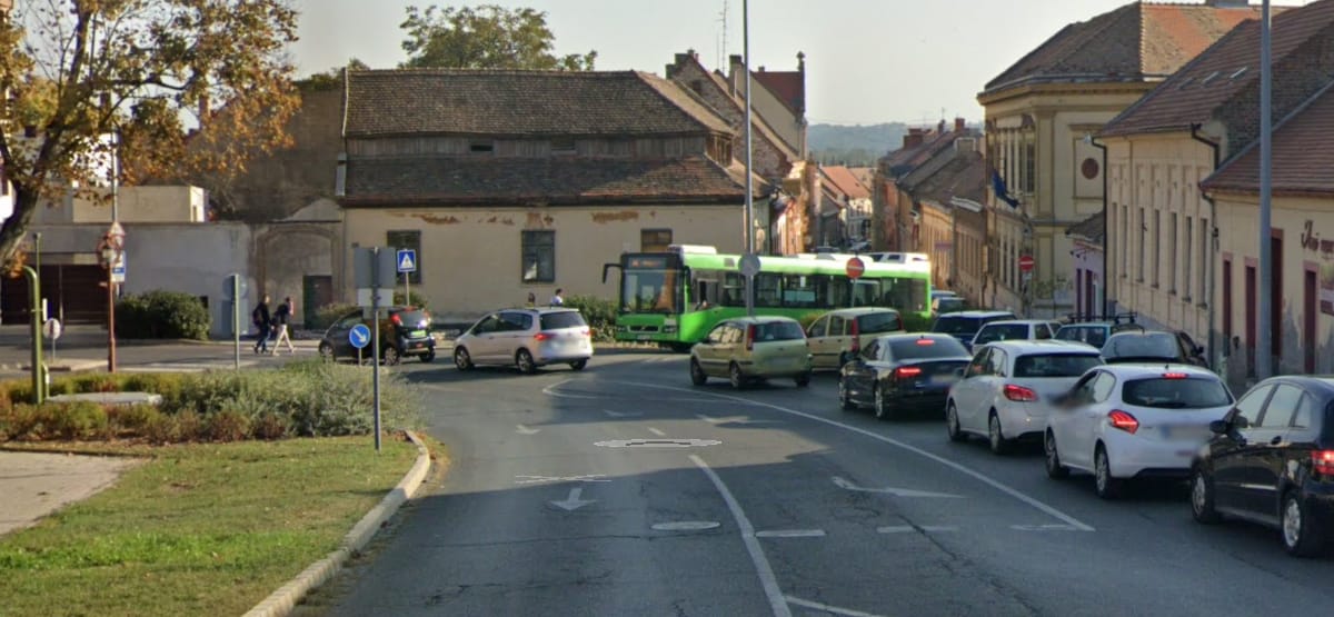 A Kutyapárt buszmegállóját elszállította a pécsi önkormányzat, most inkább épít egy másikat