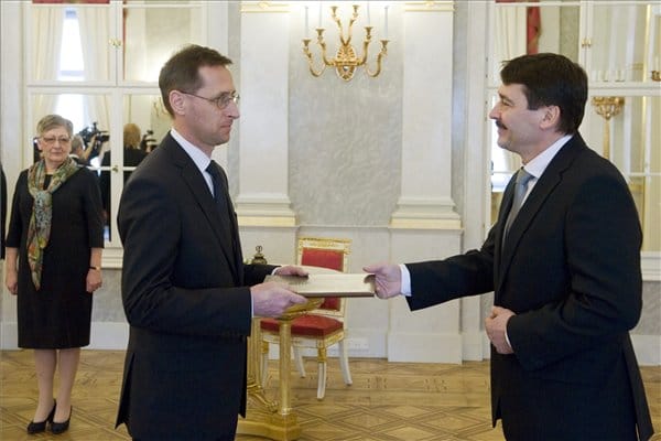 Fotó: Áder kinevezte Varga Mihályt a Sándor-palotában