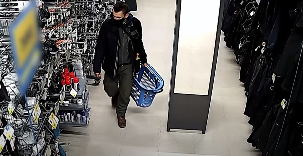 Ruhát, fejlámpát, térképet lopott a sportáruházból, keresi a rendőrség