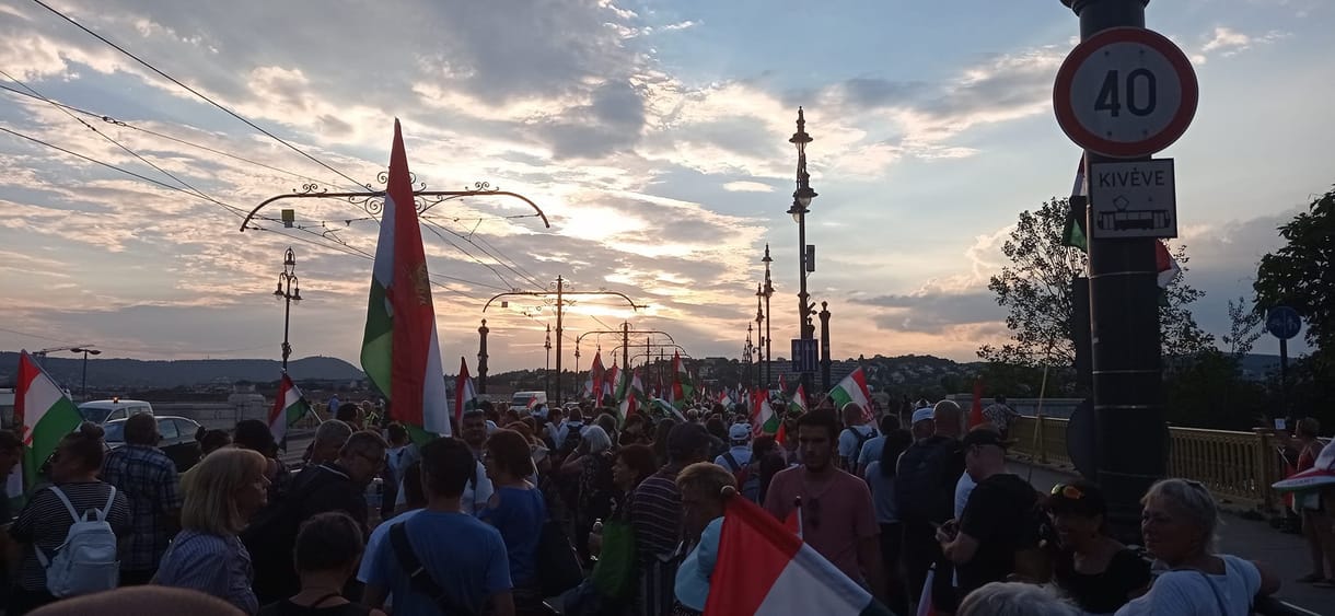 Vasárnap újabb röptüntetést szerveztek a „rendszerváltók”, a Margit híd kis időre elesett