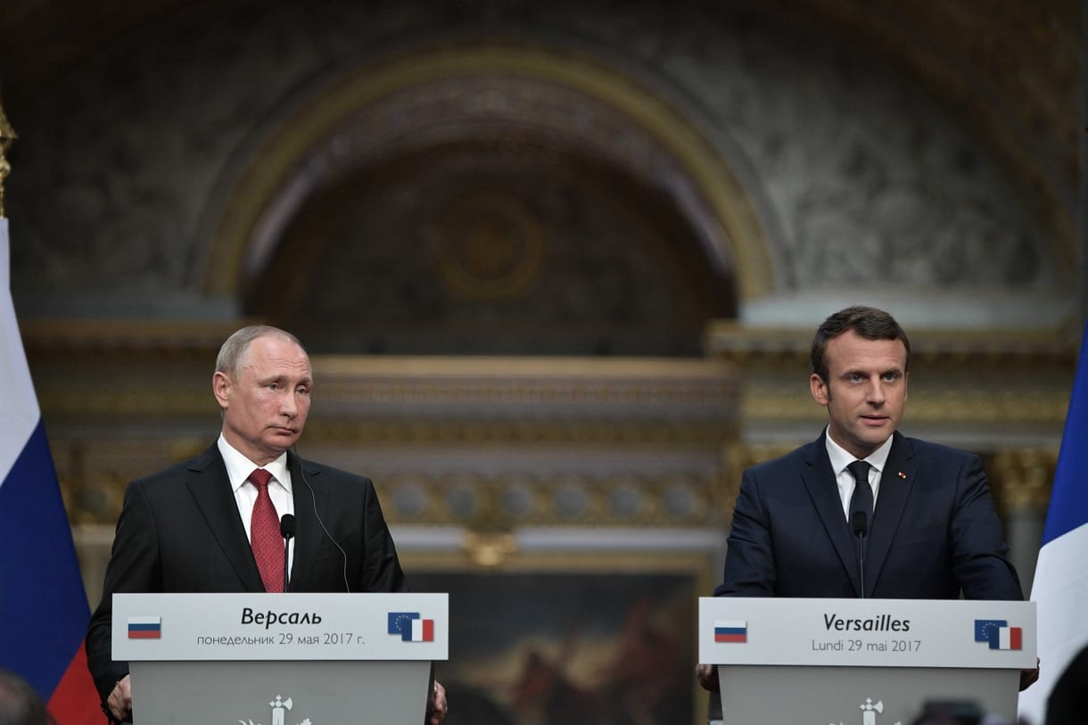 Videó: Macron Putyin mellett állva osztotta ki az orosz propaganda-újságírókat