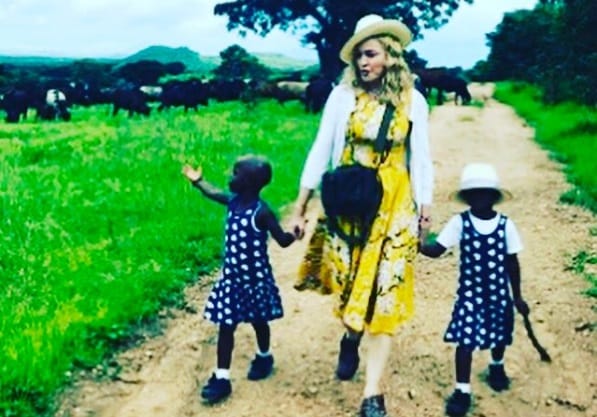 Madonna bemutatta két frissen adoptált gyermekét - fotó