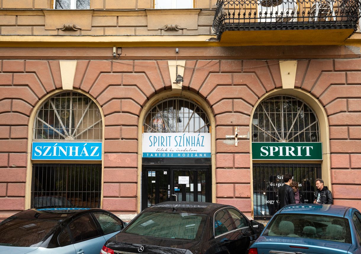 „Az összes kollégám előtt nyújtotta át az alsónadrágomat” – megdöbbentő élményekről számolnak be a Spirit Színház volt munkatársai