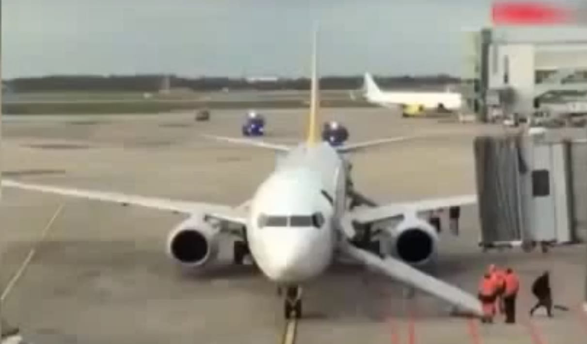 Lángolt a kereke, ki kellett üríteni egy török repülőt
