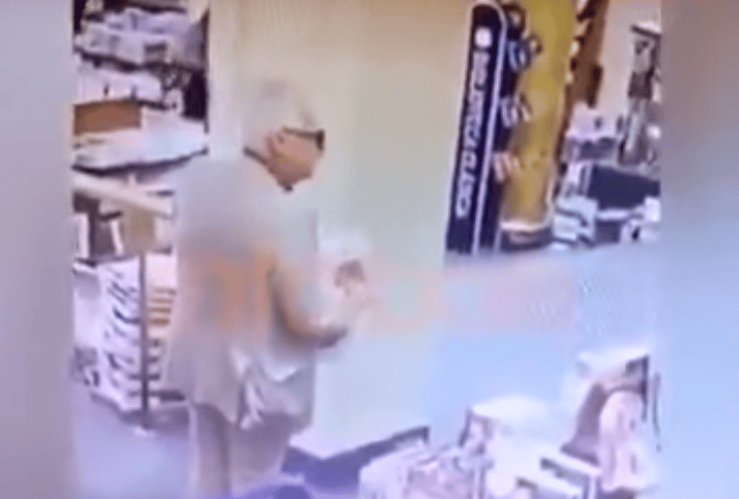 Lebukott a nagykövet, amint újságba csomagolva vitte ki a lopott holmit