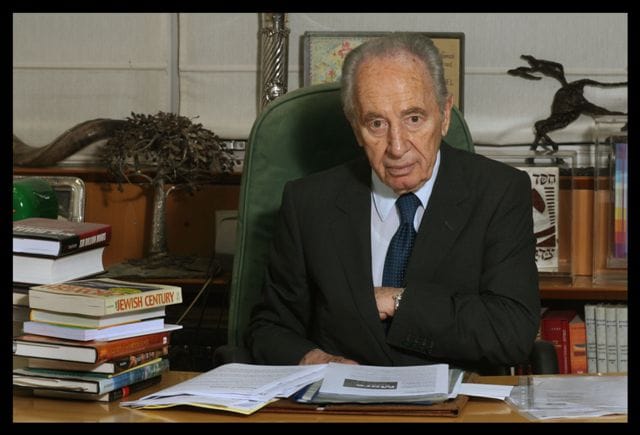 Simon Peresz az életéért küzd