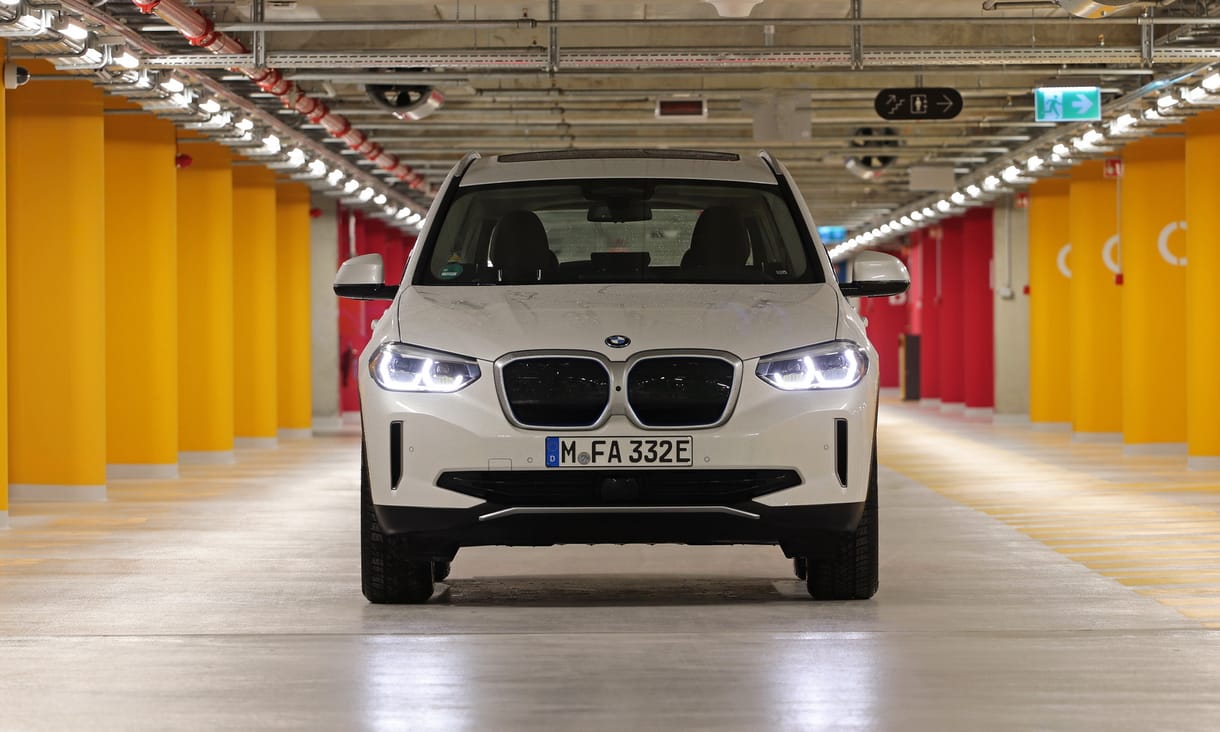 Feszültségkeltés Budapesten: kipróbáltuk az első kínai elektromos BMW-t, az iX3-at