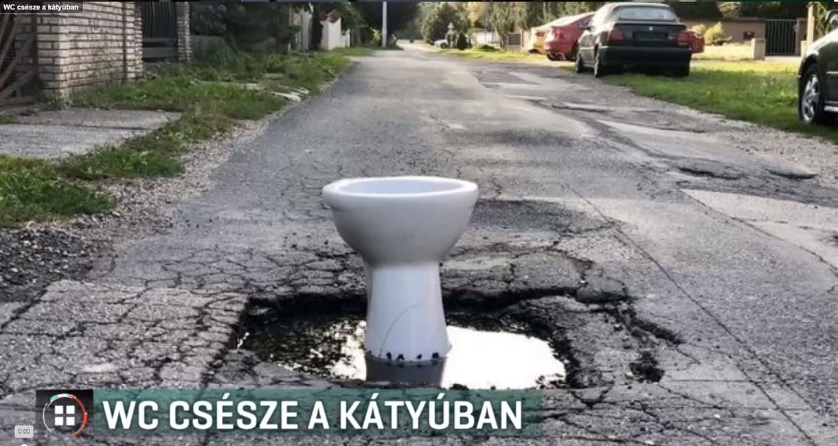 WC csészét rakott valaki egy méretes győri kátyúba