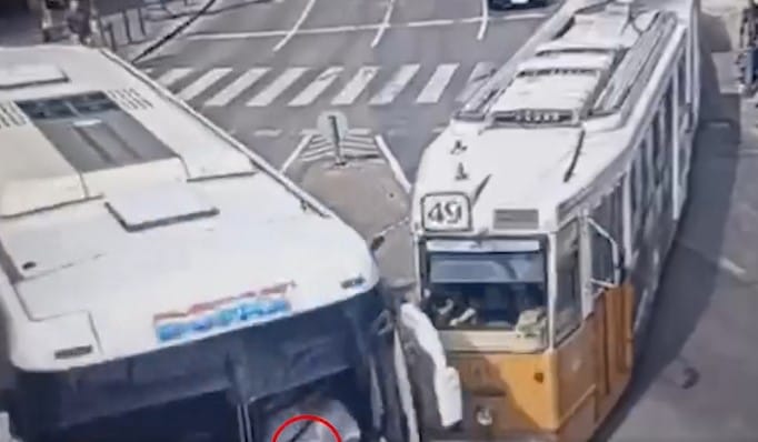 Csúnya baleset a Múzeum körúton: villamossal csattant a busz – videó