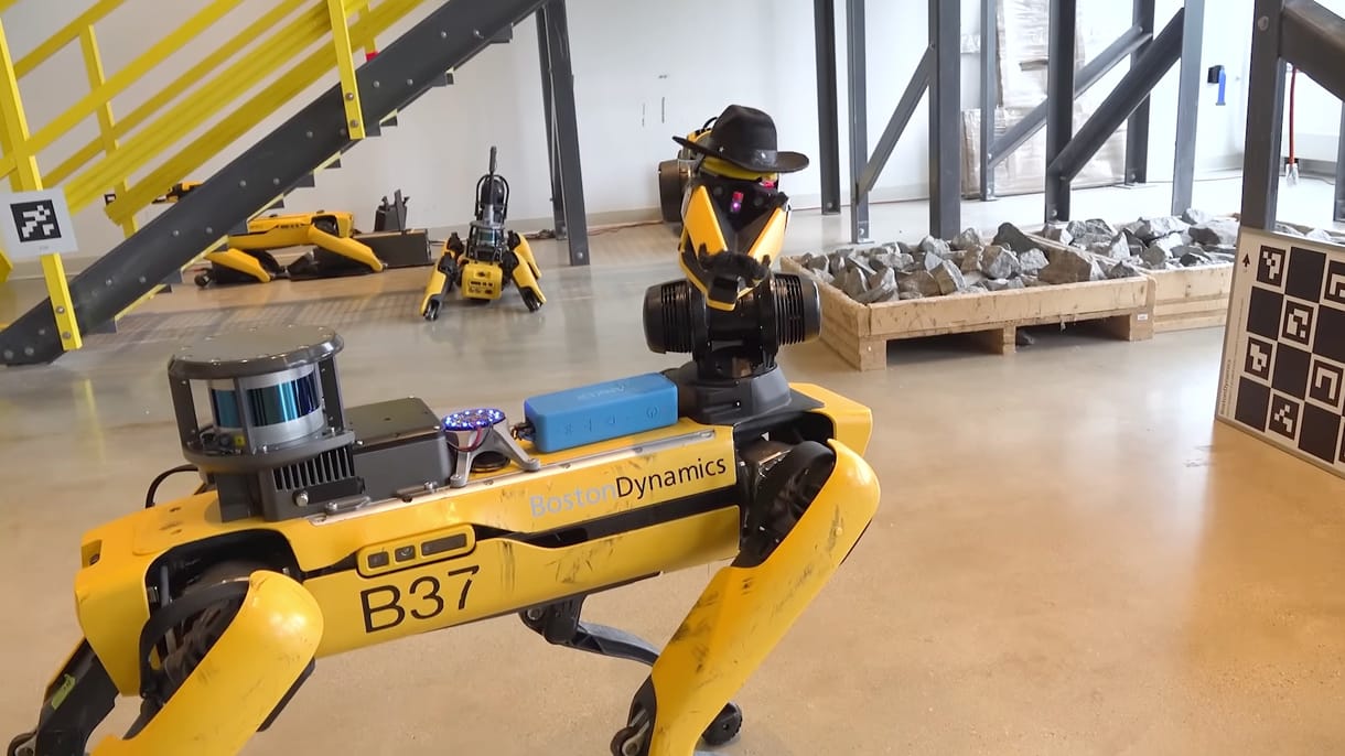 Kezdjünk félni? Már beszélni is tud a Boston Dynamics robotkutyája (videó)