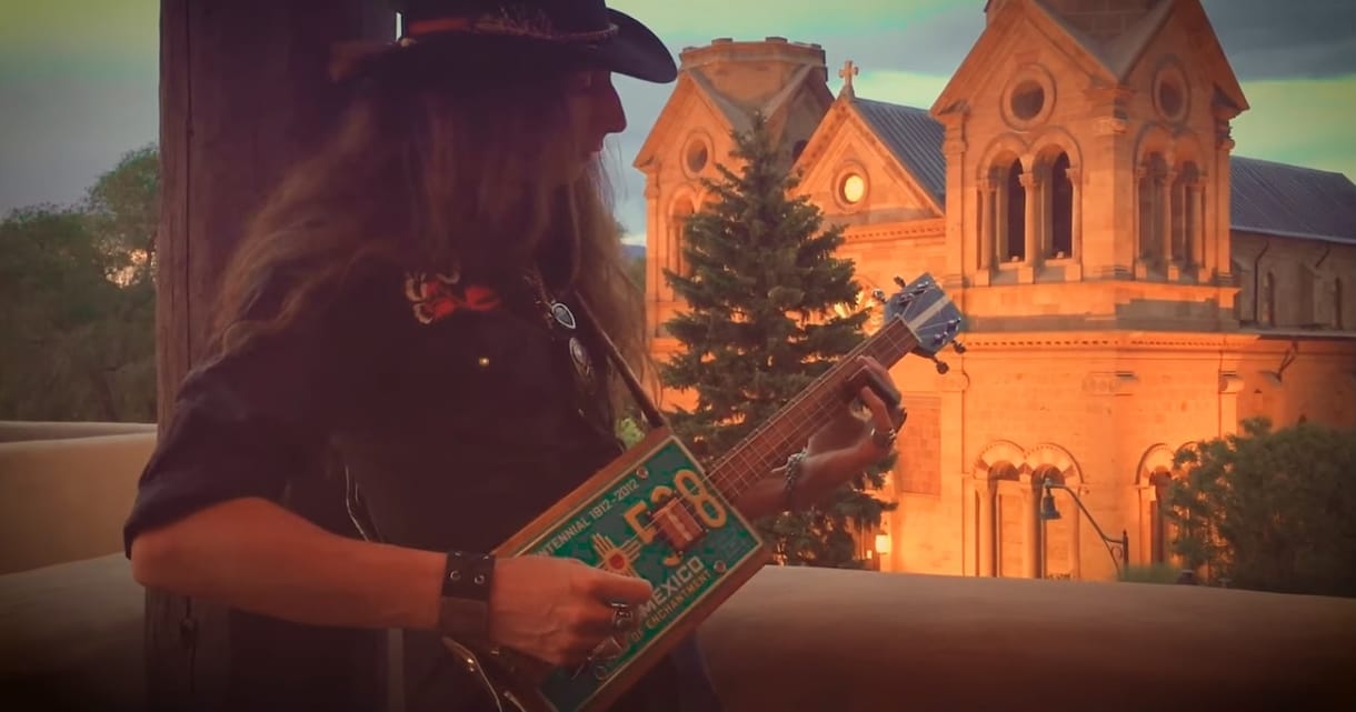 Lapátból és rendszámtáblából készített gitárokon zúz David Lynch új kedvence – videó