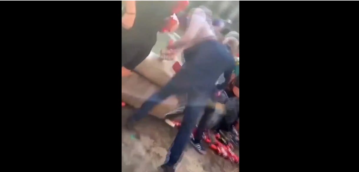 Liverpooli szurkolók lökdöstek be a szökőkútba embereket Barcelonában – videó