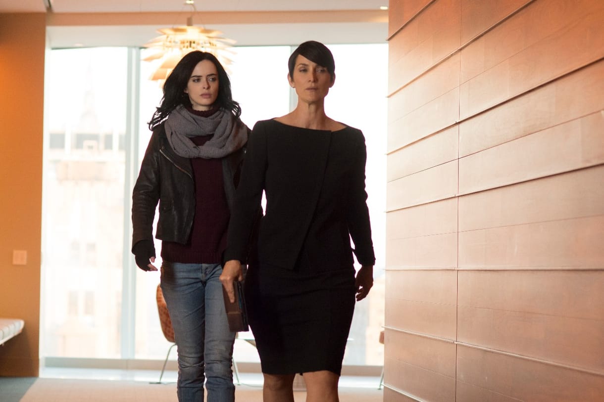 Eltűnt néhány leszbikus csókváltás a Petőfi TV-n leadott Jessica Jonesból