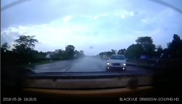 Vizes aszfalton akart emberkedni a Mercedes sofőrje, rossz vége lett – videó