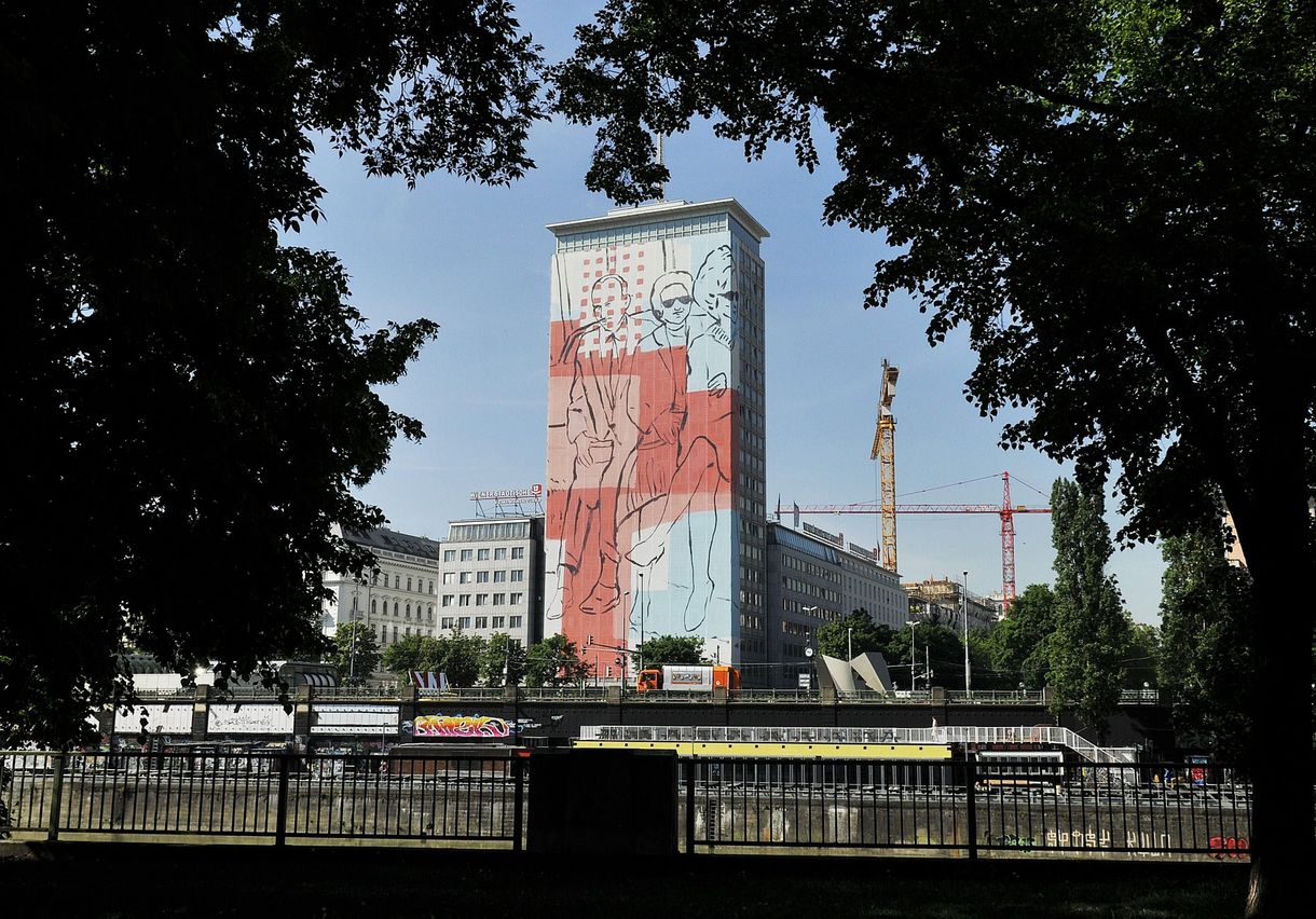 Fotók: magyar festmény díszíti Bécs egyik legmagasabb házát