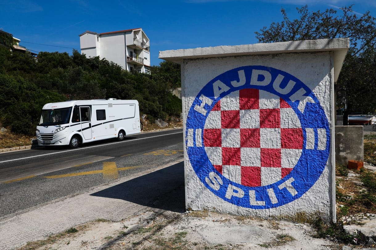 Blokkolták az autópályát a Hajduk Split drukkerei, a rendőrök lőfegyvert is használtak az oszlatásukhoz