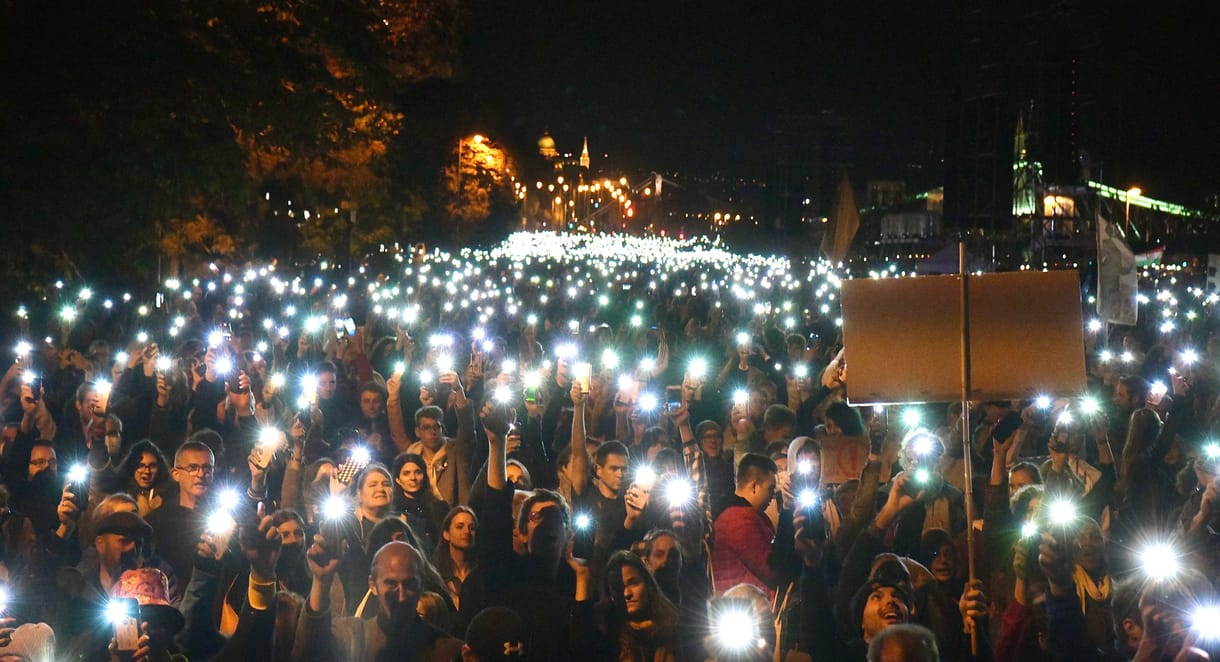 A kormány nagyobb megbecsültséget ígért a tanárok számára, mielőtt elkezdte fenyegetni és kirúgni őket
