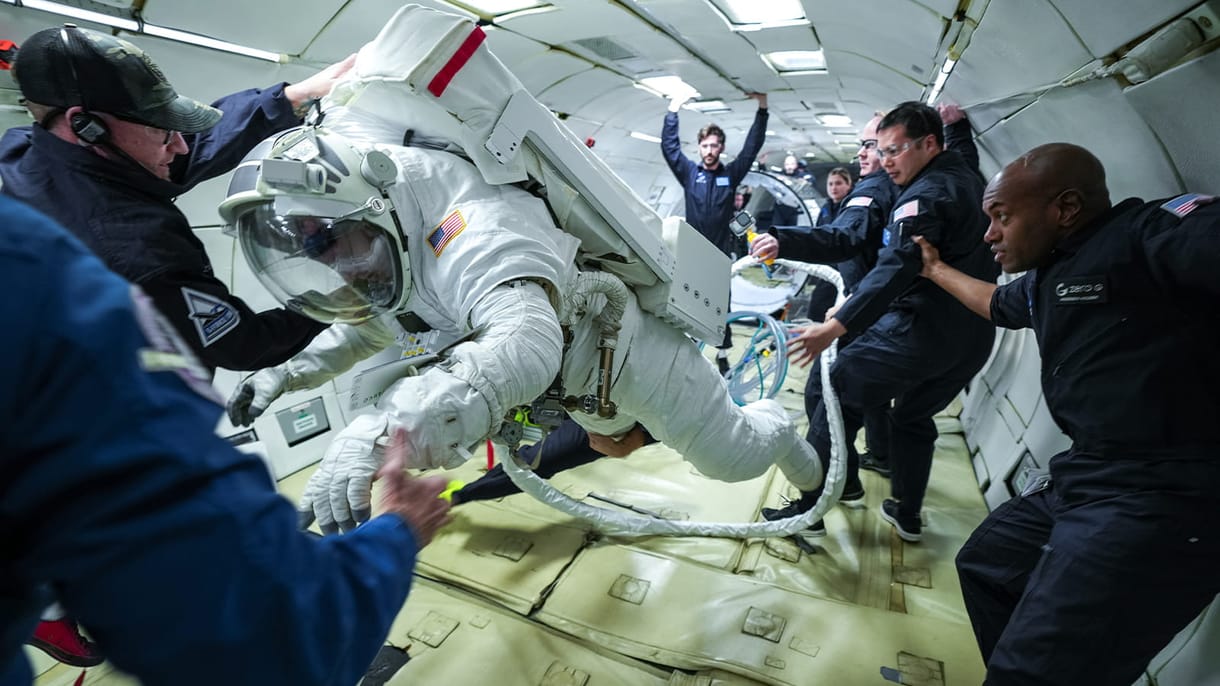 A 40 éve használatos űrruhát cseréli le a NASA, az új most esett túl a mikrogravitációs teszten