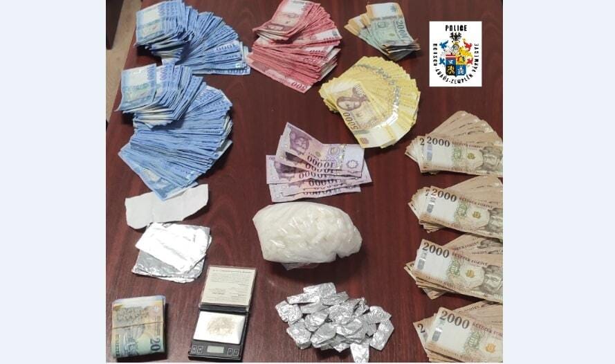 Épp tartóztatták le a dílereket a miskolci rendőrök, amikor betoppant valaki a lakásba 400 gramm „krekkel”