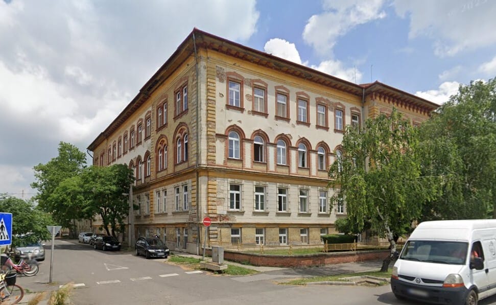 Autóra omlott a vakolat egy olyan gimnáziumról, amelynek a felújítását Lázár függesztette fel