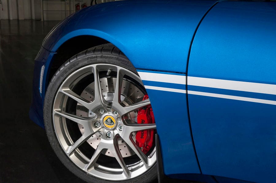 50 éves a Lotus gyára, igazán gusztusos autóval ünneplik