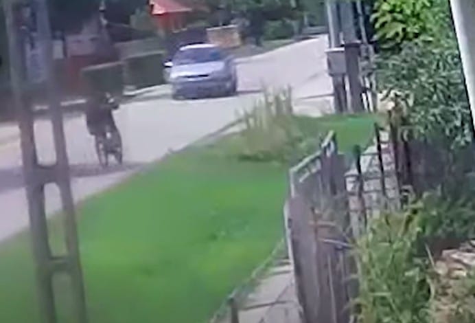 Elgurult apróira figyelt egy autós, közben meg elcsapott egy biciklist – videó