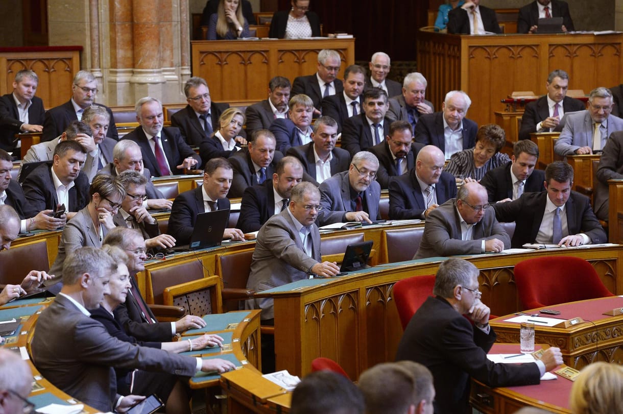 A Fidesz-frakció drága autóra költ, az MSZP pedig a saját kis hátországára