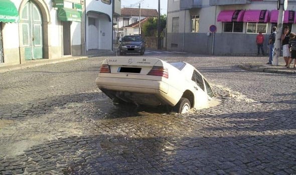 A Top10 legbizarrabb autóbaleset - a 8-as egyáltalán, hogy lehetséges?