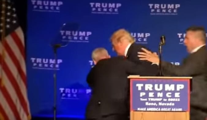 Testőrei lökdösték le a színpadról Trumpot - videó
